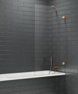 90x150 Avexa badekarvegg m/Diagonal Beslag i Børstet Kobber/Klart Glass